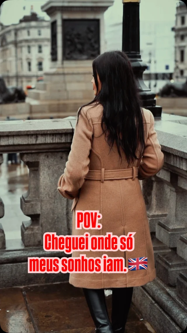 🇬🇧O que eu mais gostei em Londres?
Resposta: o cheiro.E cheiro de sonho realizado,que fez tudo ser inesquecível.
Da época de Natal,misturado com chuva,e com som de banda da guarda Real.
Folhas enormes de outono nos parques,e o olhos tentando “ver” e “olhar” tudo.

Eu sempre tive Londres como a cidade que eu mais queria visitar: faz muitos anos! Nem sei exatamente porque…só queria ir,andar e sentir o ar da cidade que amei platonicamente por tanto tempo.
Agora o amor virou real,e eu vou voltar!
Obrigada @vitaoemlondres por fazer parte da captura de momentos tão especiais!
Tem alguma cidade que te encanta assim?
#maisquebonitas #london #solonglondon #londres #viagemdossonhos