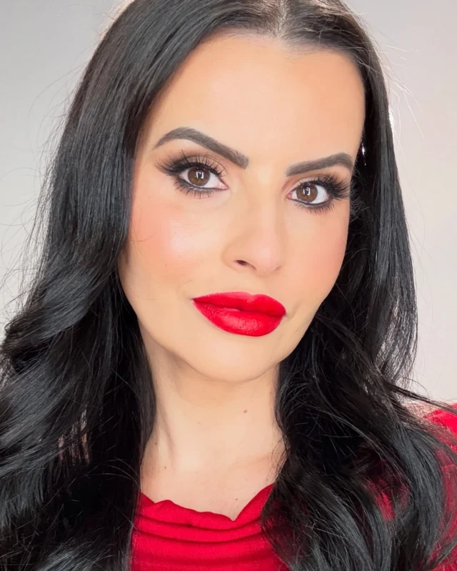 💄 Maquiagem Preferida!
…
No momento olho bem neutro (quando faço) com cantinho mais escuro,um tico de brilho,e cílios.
Batom: pode ser um gloss com o lábio contornado com lápis,ou claro,batom vermelho! (Bruna da @linhabrunatavares @brunatavares )
Essa foi minha escolha para o Natal!🎄🎅🏼
E você? Qual foi a sua maquiagem escolhida?
…
💄 Favorite Makeup!
…
Right now I wear a very neutral look (when I do it) with a darker corner, a touch of shine, and eyelashes.
Lipstick: it can be a gloss with the lip lined with pencil, or of course, red lipstick!
That was my choice for Christmas! 🎄🎅🏼
And you? What was your chosen makeup?
#maisquebonitas #makeup #redlips #maquiagem #aprendermaquiagem #batomvermelho