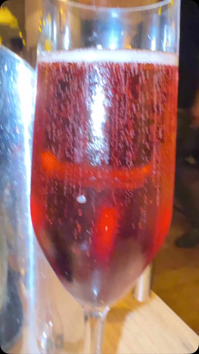 🇫🇷Vem beber Kir Royale!!
Conheci esse drink por causa da série Emily in Paris,e como estive por lá não deixei de beber,e muito hehe.
Uma delícia de drink!!
(A lata do começo é a versão pronta do drink que consegui comprar,mas é super fácil de fazer também)
#maisquebonitas #paris #emilyinparis #kirroyale #drinks